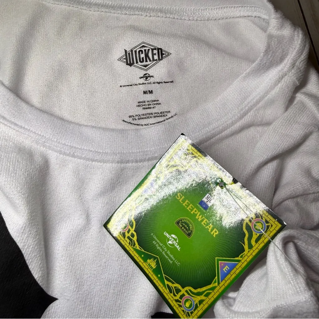 Universal Wicked White Long Sleeve Pajama Top Size M - Image 3