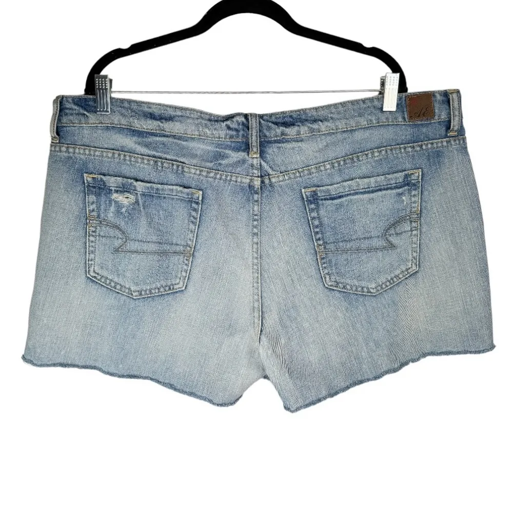 American Eagle Distressed Shorts Sz 18 Light Medium Wash Denim Raw Hem - Image 2