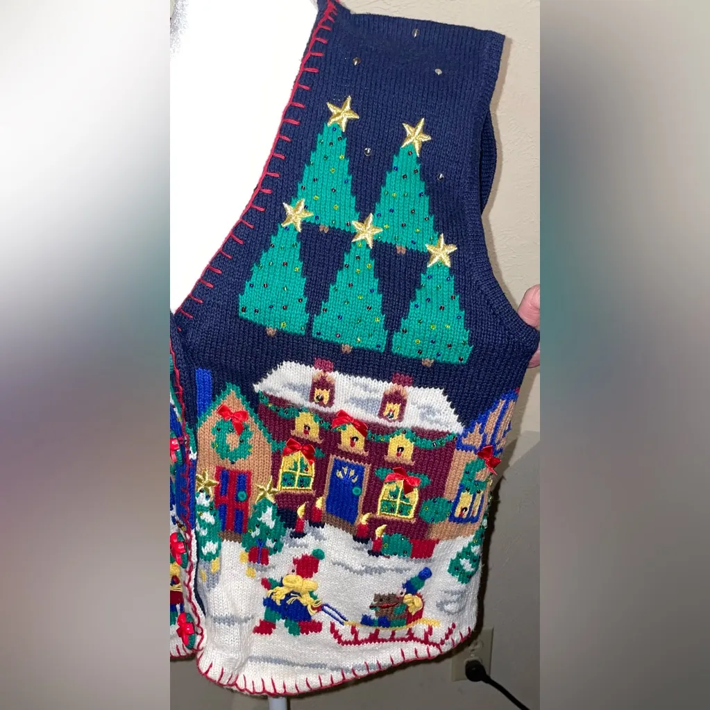 Belle Pointe NWT Women’s Size M Navy Christmas Village Scene Sweater Vest Winter Blue Size M - Image 5