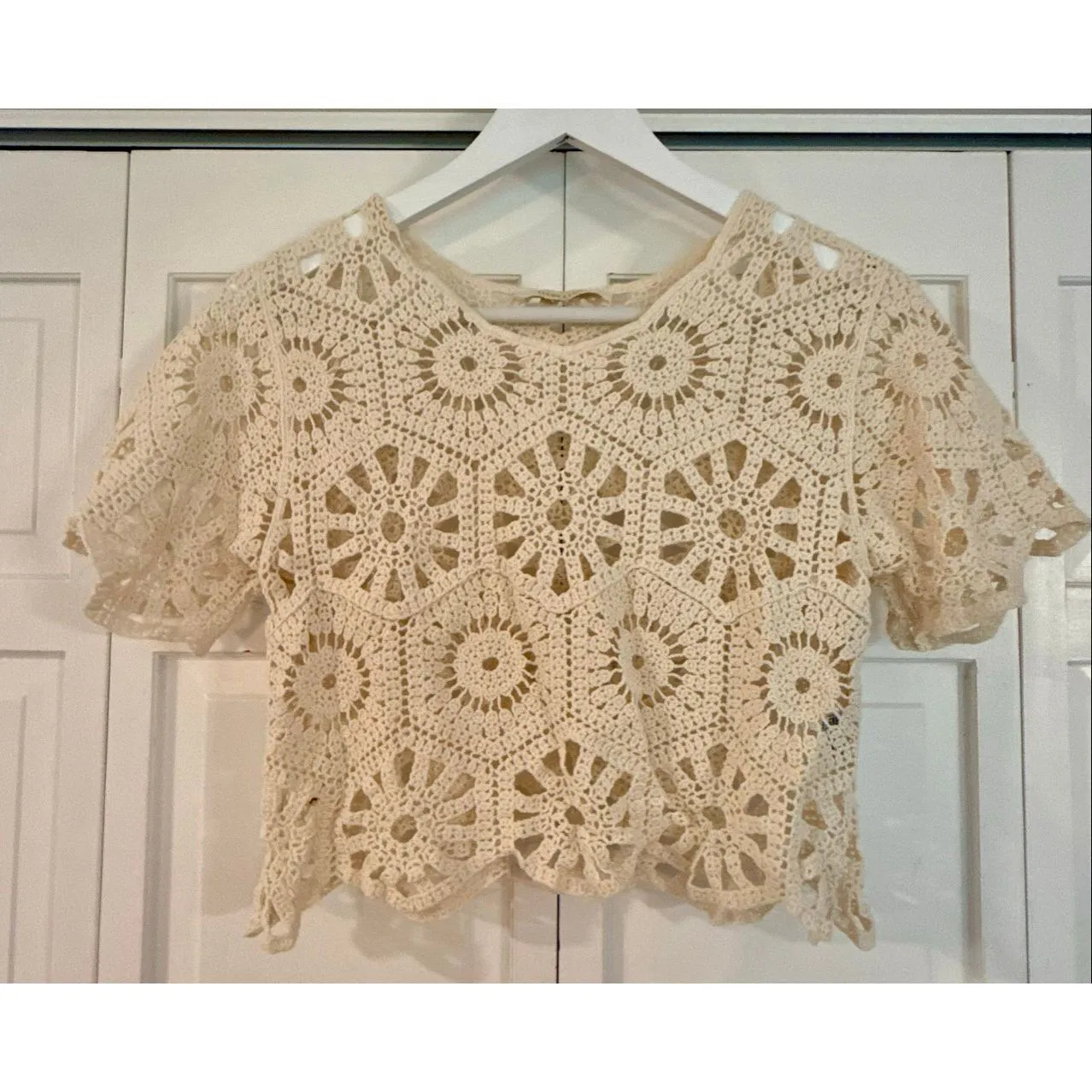Rebellion white crochet cropped top size small - Image 9