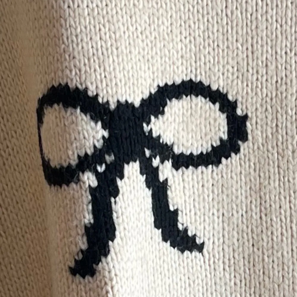 Callahan Bellamy Chunky Knit Oversized Pullover Sweater in Creme Bow, Med - Image 4