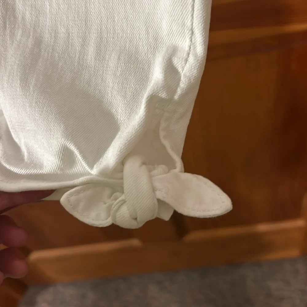 Democracy “Ab” solution White Jeans W/Bow at bottom Size 12-EUC - Image 2