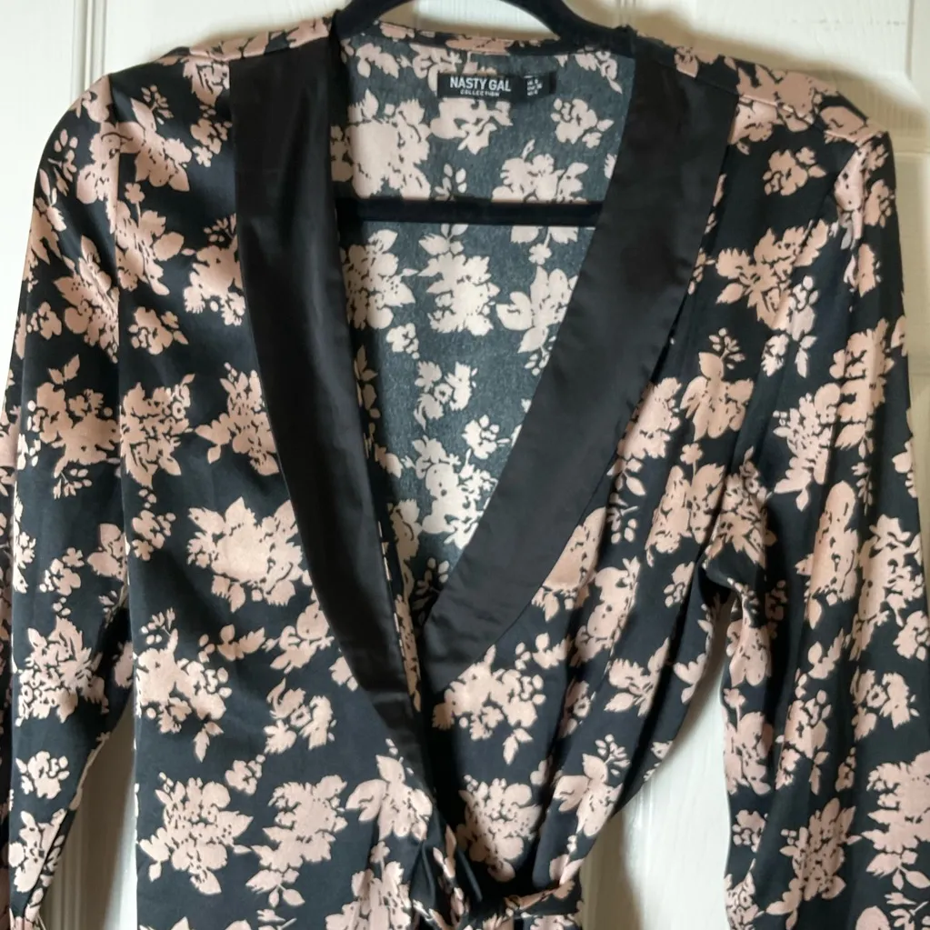 Nasty Gal Silky Satin Growing Together Floral Wrap Jacket in size 4 - Image 5