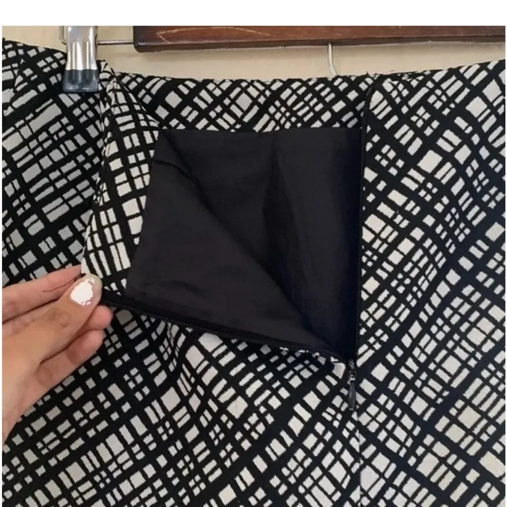 Kasper Black and White Plaid Pencil Skirt - Image 4