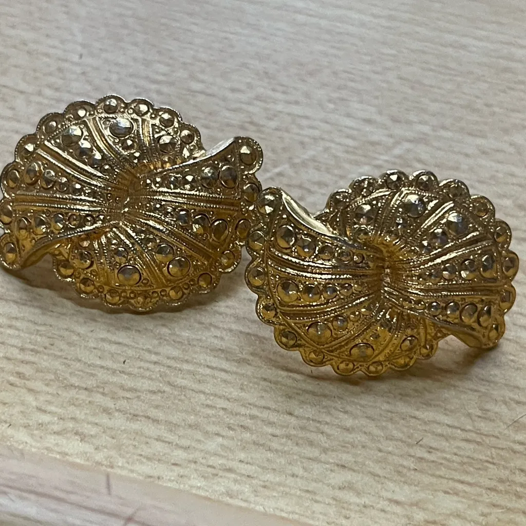 Vintage Gold Tone Textured Finish Scallop Earrings - Image 2