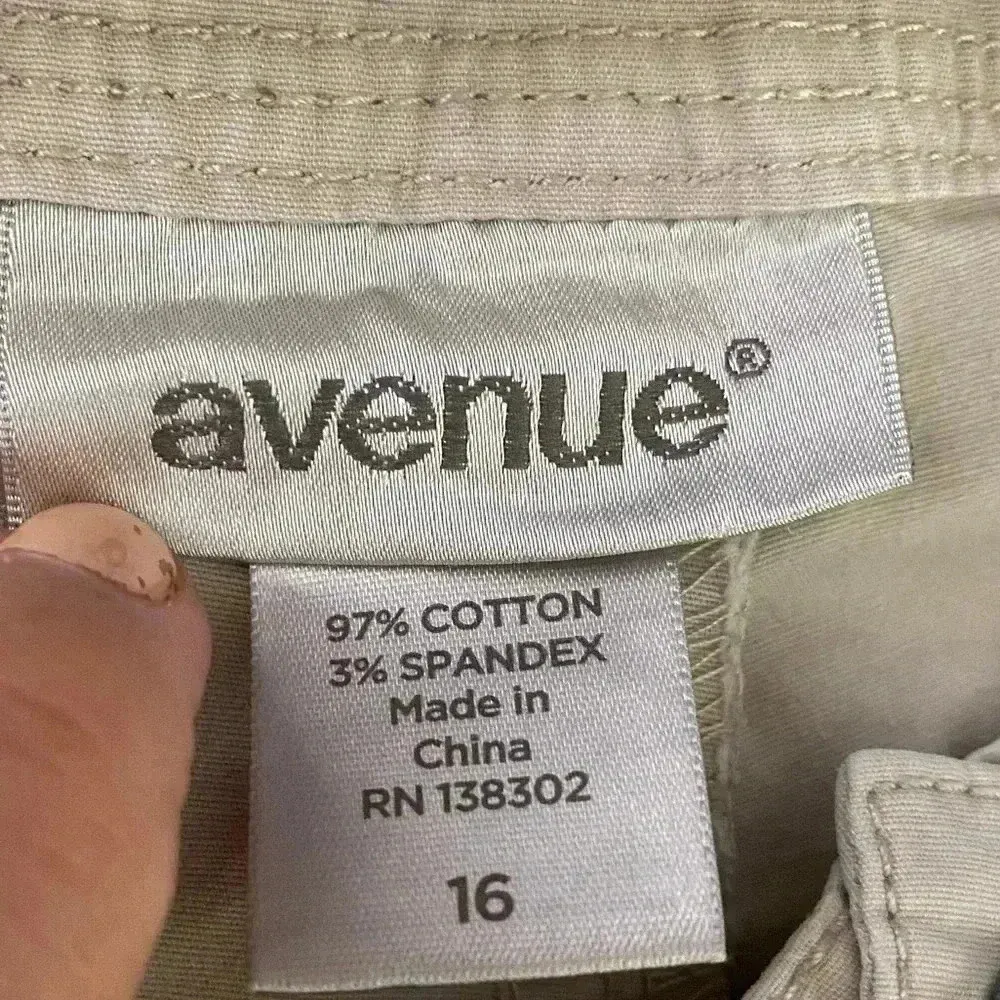 Avenue Women Beige Lightweight Capri Trousers 16 - Image 5