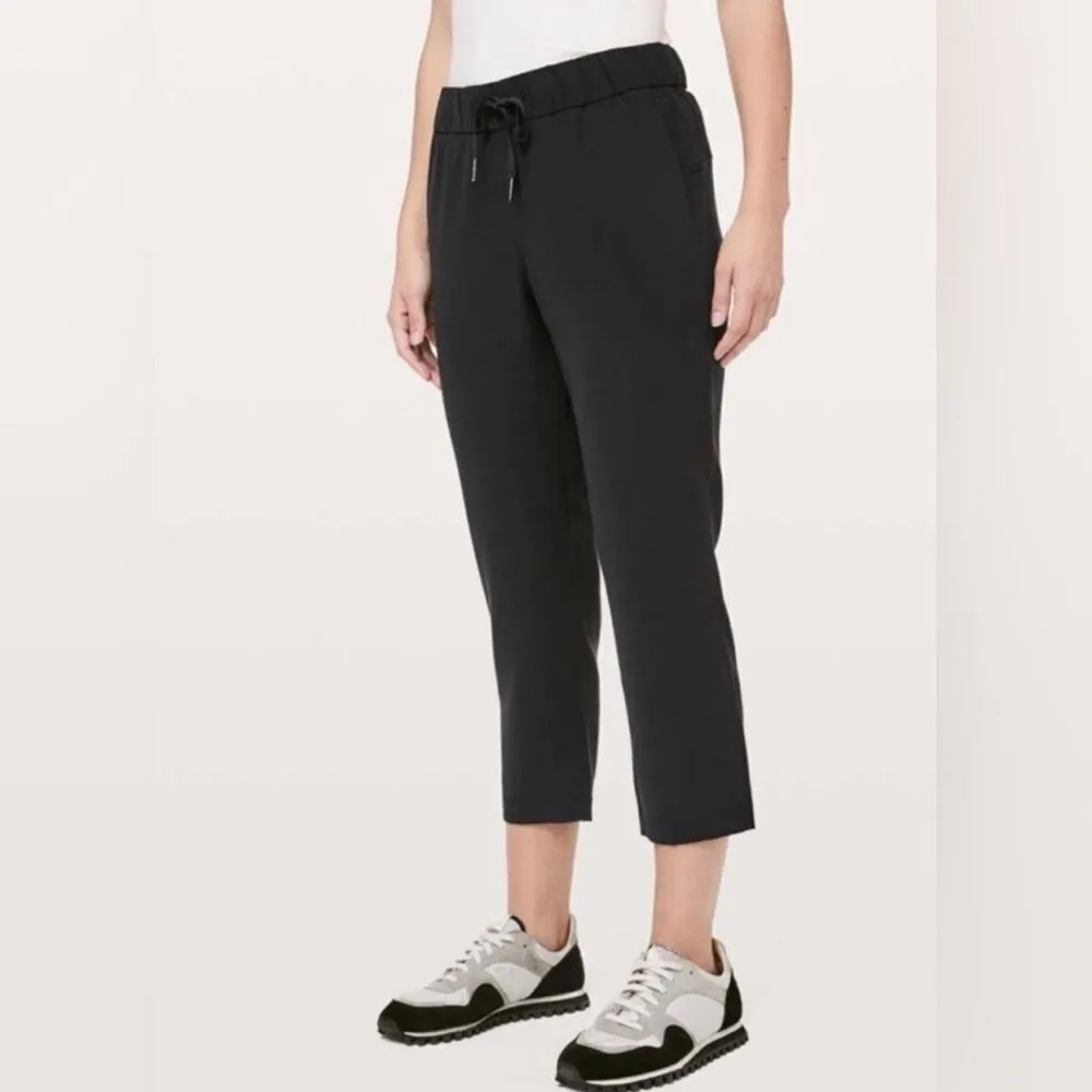 Lululemon On The Fly Crop Woven 23" in Black Size 4 - Image 4