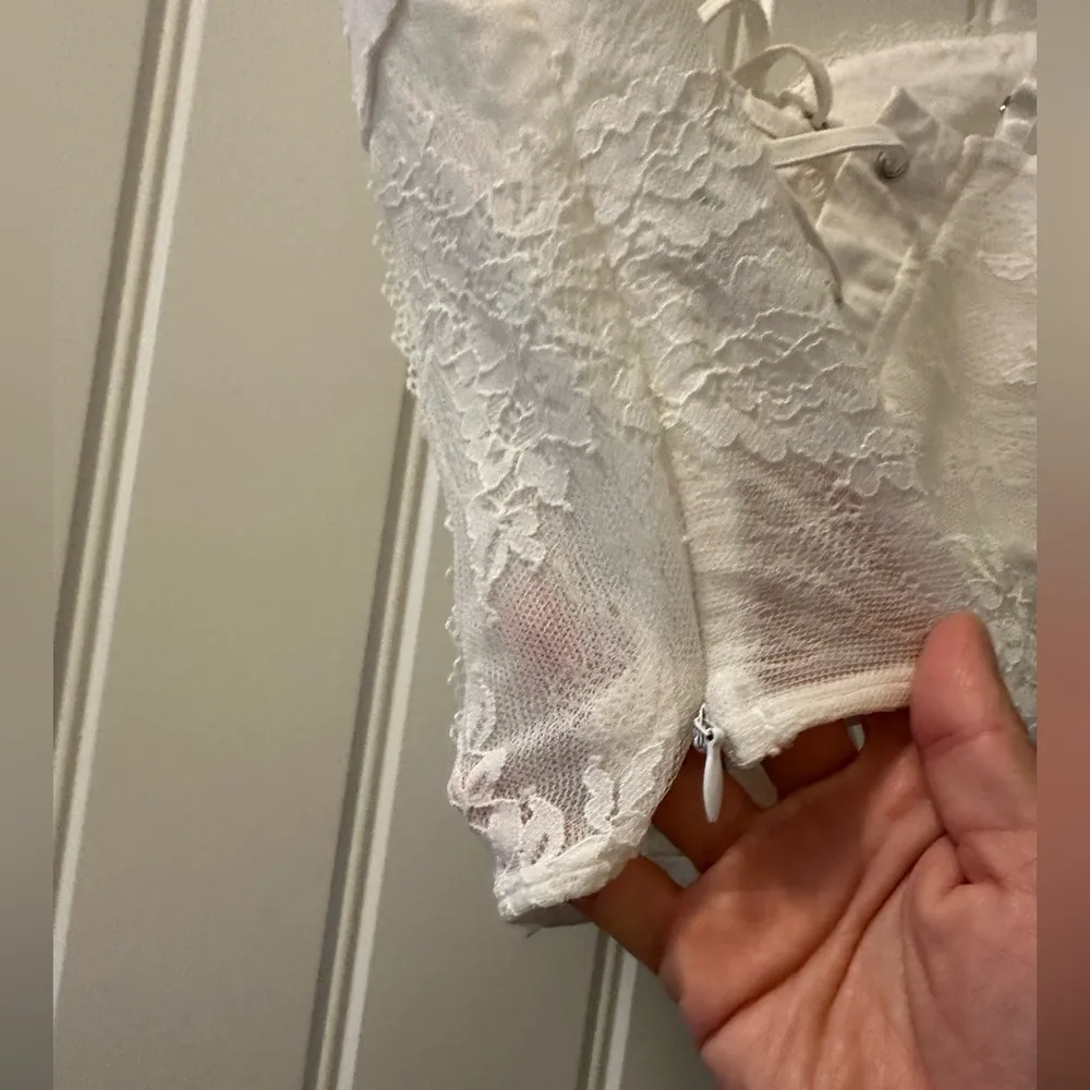 Outcast Elegant White Lace - Image 3