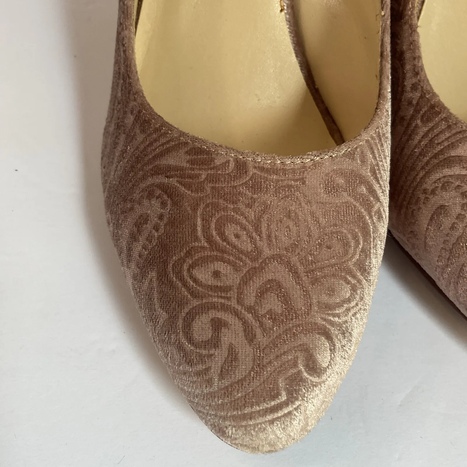 Nine West Embossed Velvet Pumps Women’s Size 9M Champagne Beige Floral Pattern - Image 8