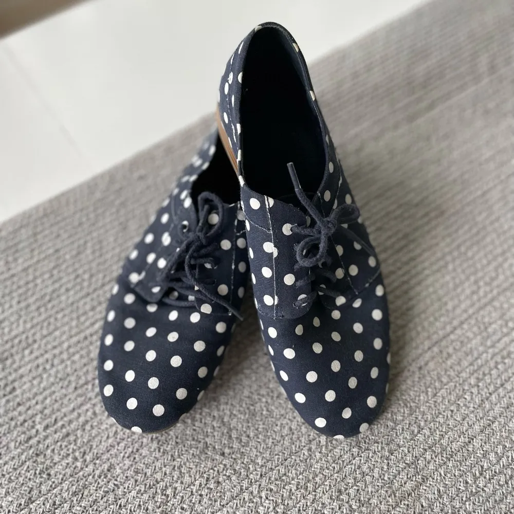 GAP Navy Blue and White Polka Dot Tie Oxfords Size 10 - Image 9