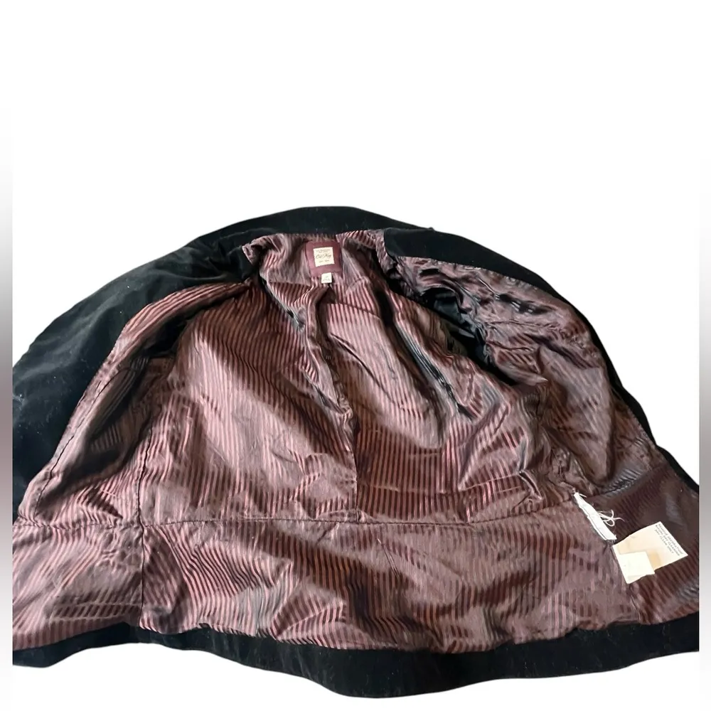 Y2k velour blazer vintage old navy size small
Jeweled buttons, lace edges. - Image 6