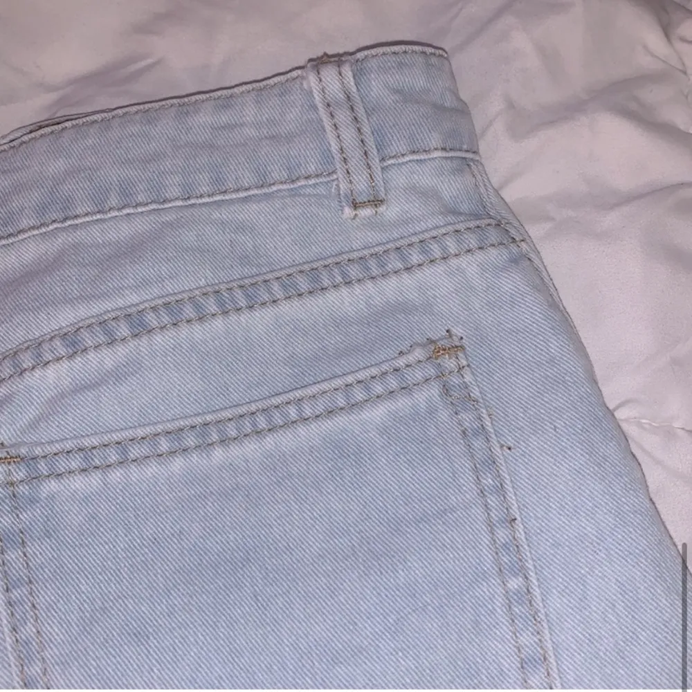 BRAND NEW Light Wash High-Waist Distressed Denim Shorts - Image 6