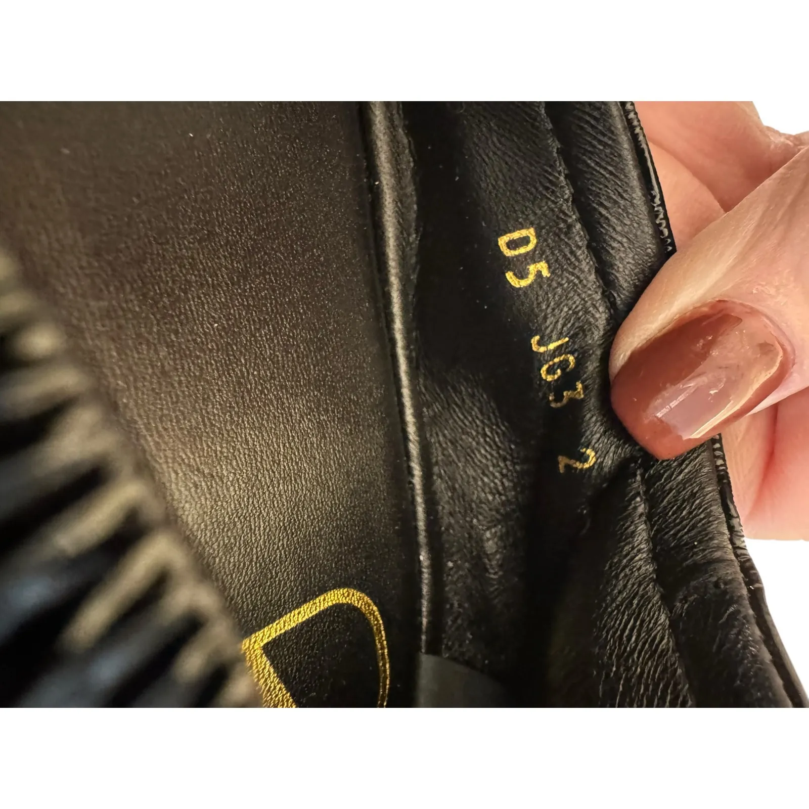 Valentino Garavani NWT VLogo Signature Patent Leather Flats in Black Size 40 - Image 9