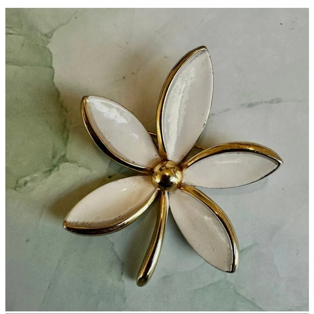 Trifari Vintage White Lucite Flower Brooch – Gold Tone Mid Century - Image 4