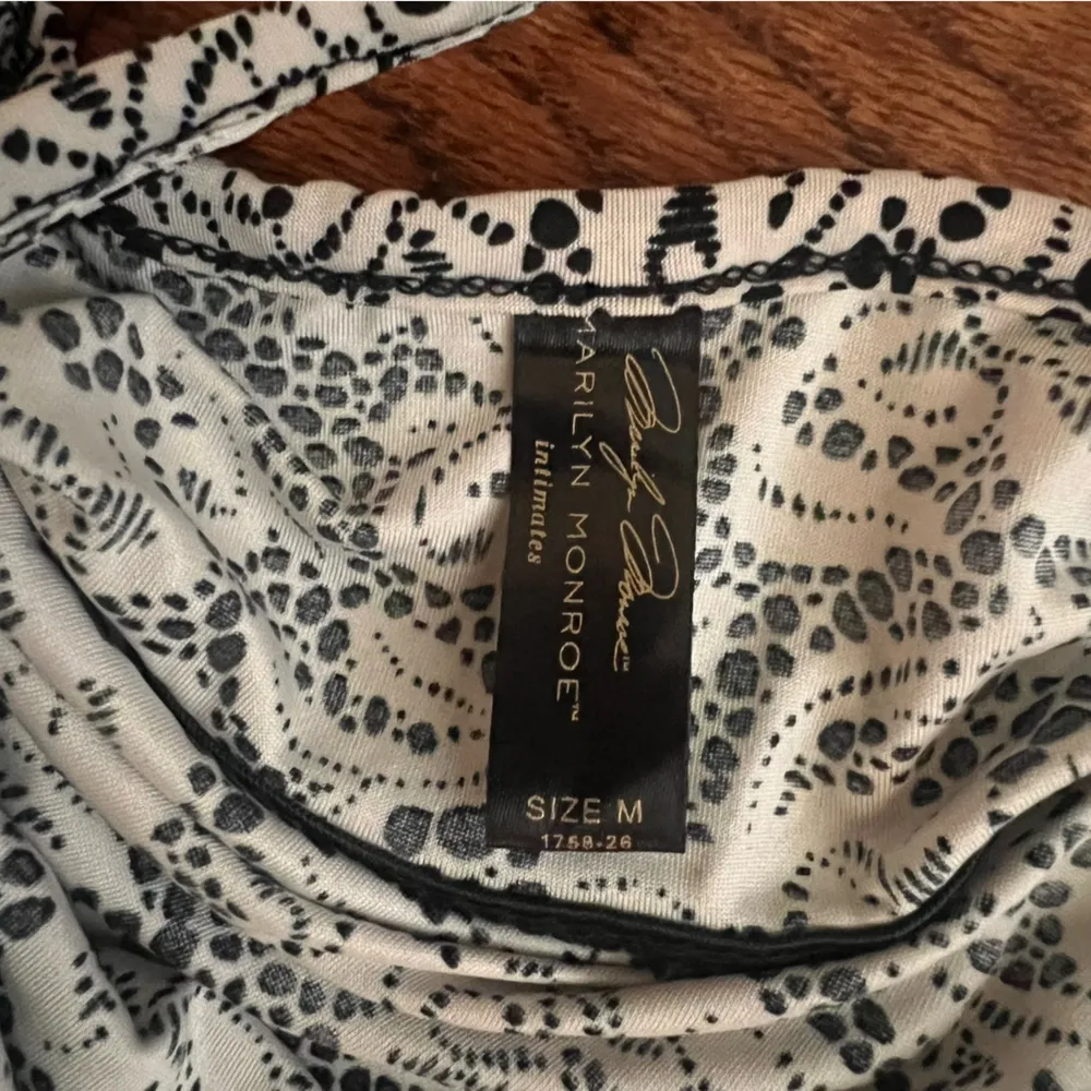 Marilyn Monroe Black and White Paisley Robe & Slip Gown - Medium - Image 6