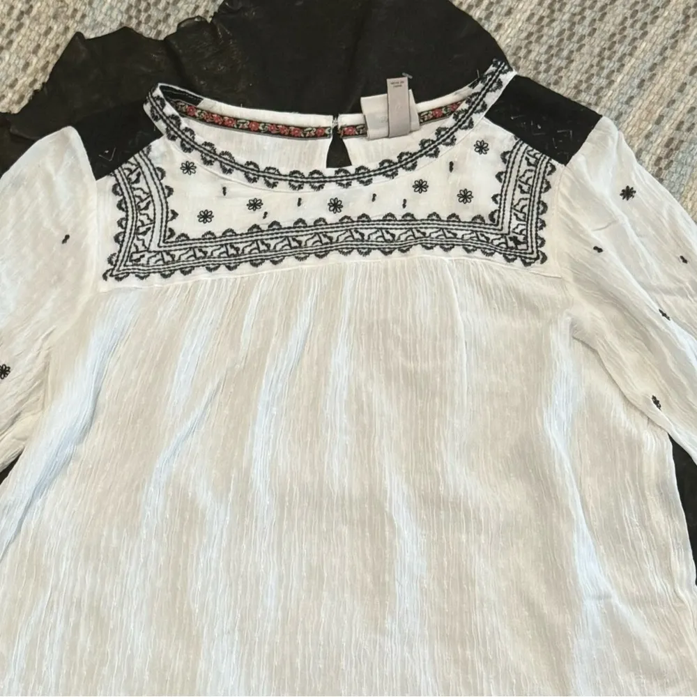 Knox Rose White Embroidered Peasant Top Size M - Image 3