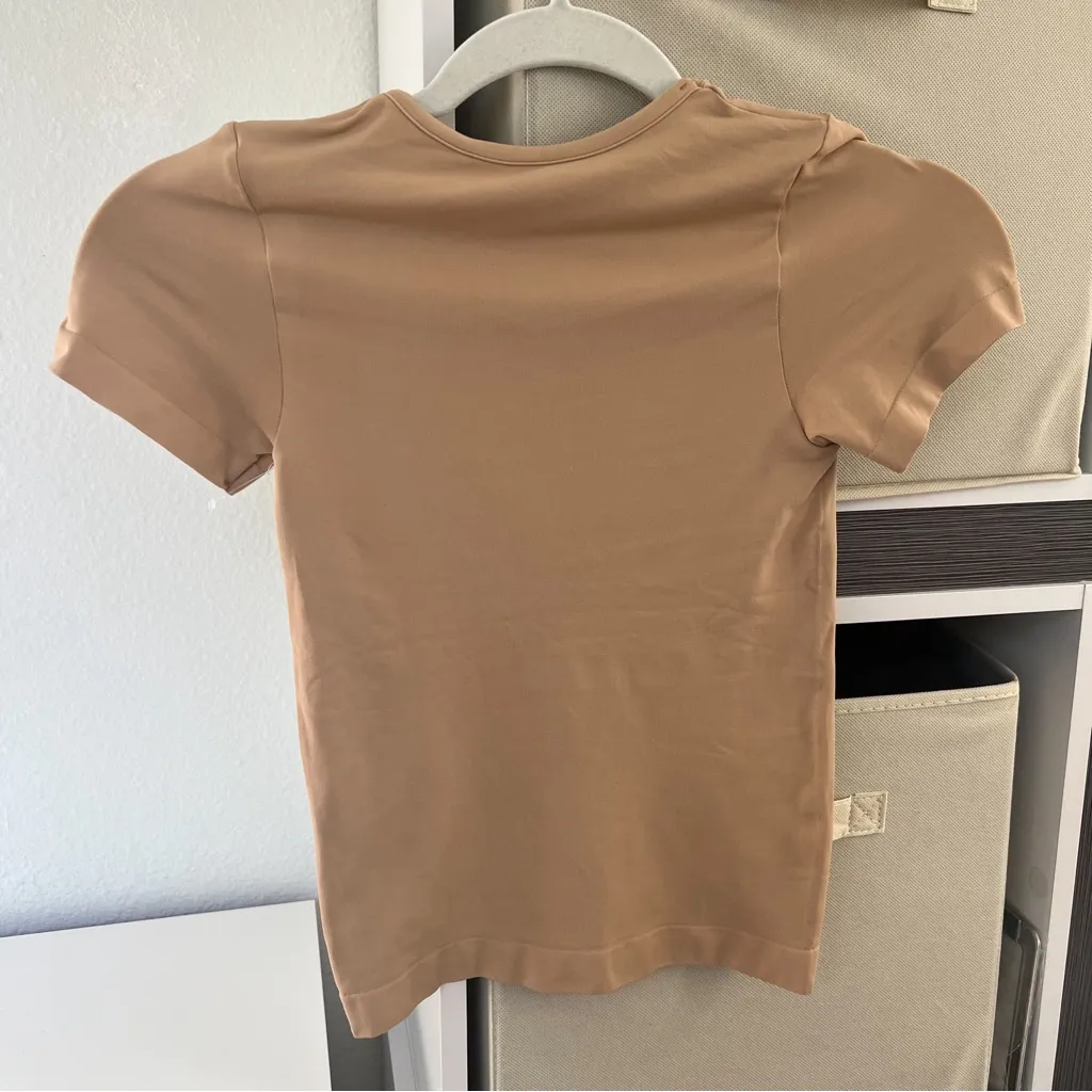 SKIMS Fits Everybody T-Shirt in Ochre Tan / Brown - Image 4