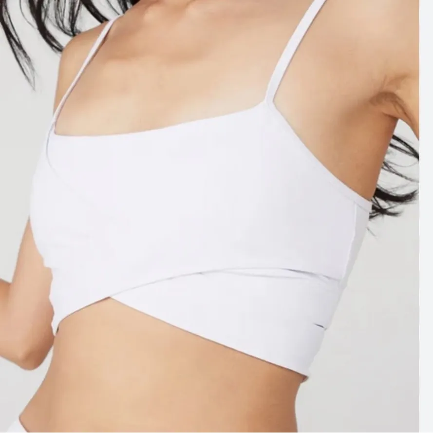 Alo Yoga Airbrush Enso Criss Cross White Sports Bra - Image 2