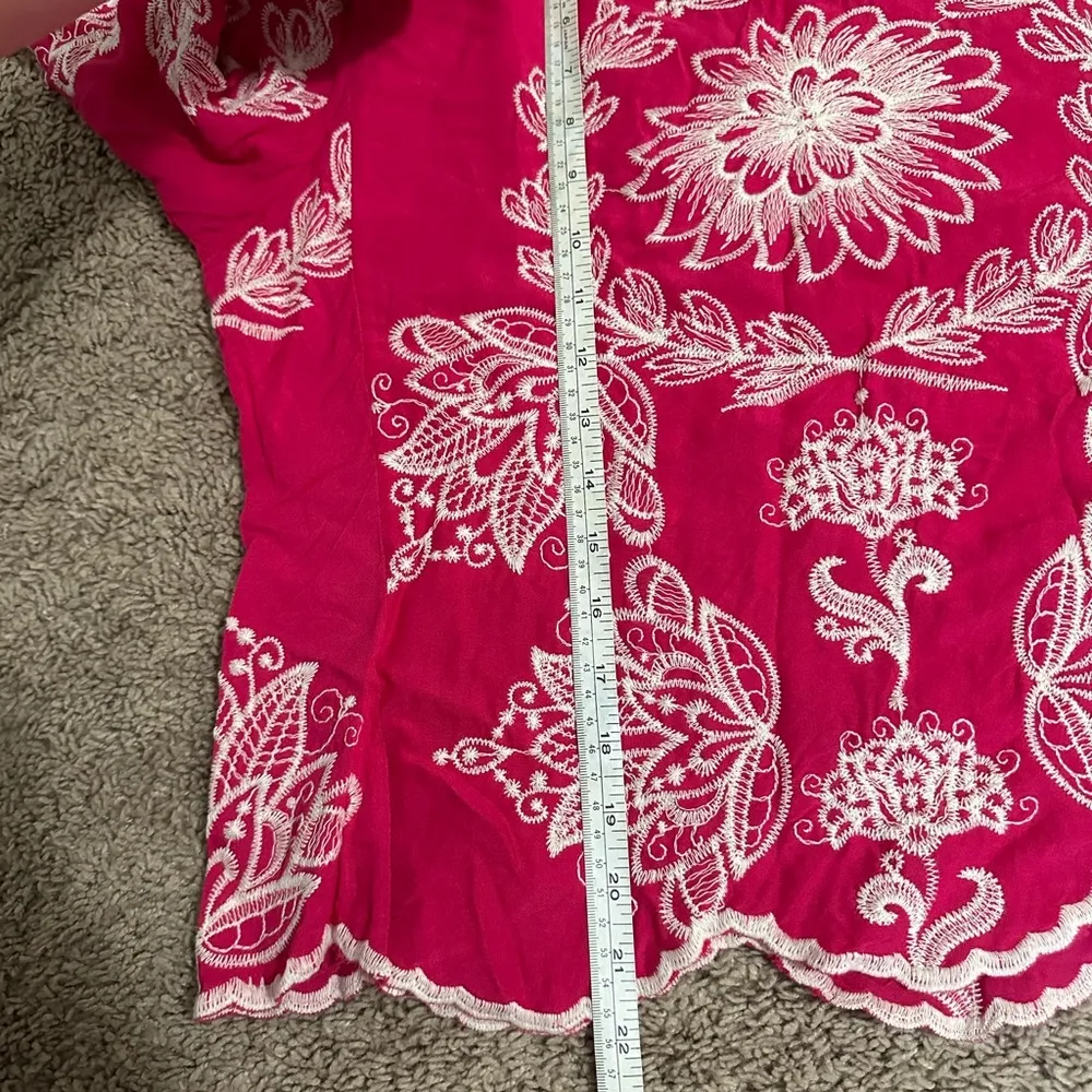 Solitaire Anthropology Women’s Pink Floral Embroidered Top Size L - Image 9