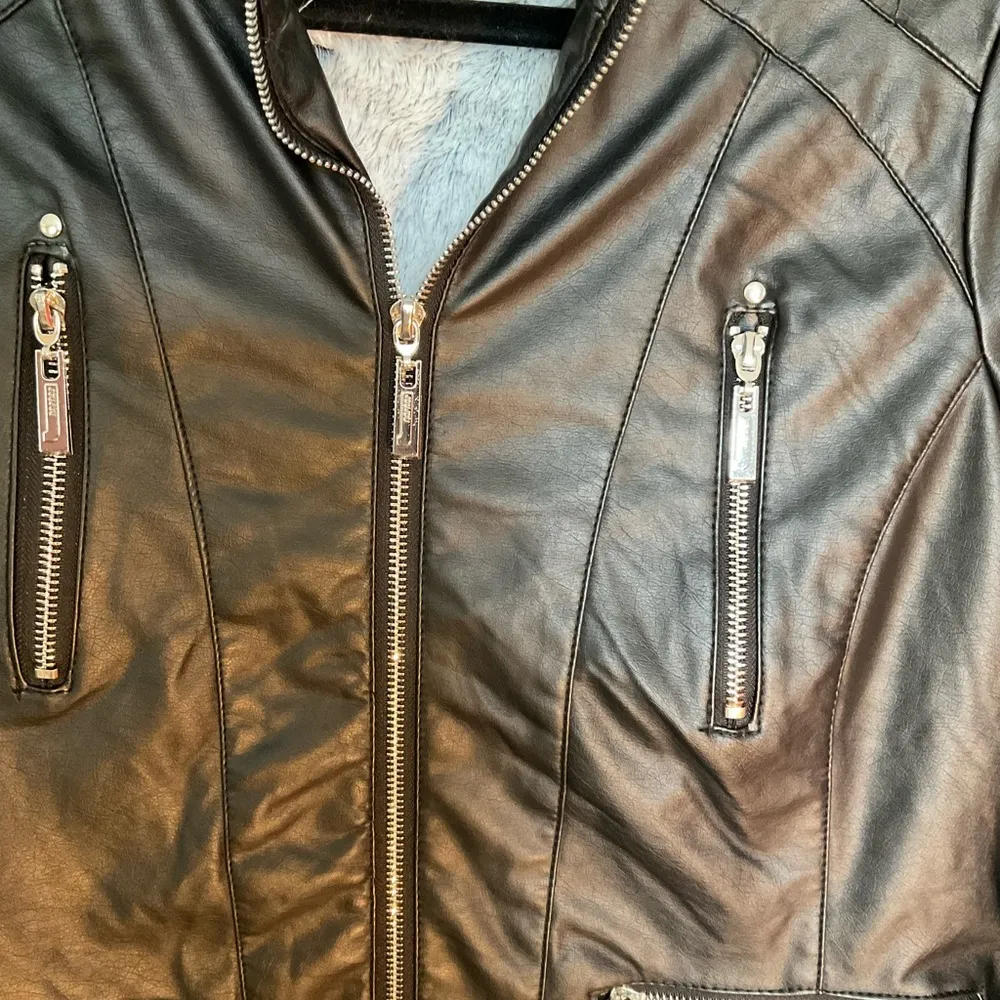 Black Faux Leather Fur Lined Jacket. P2P 20”, Length 22” Size Large NWT - Image 7