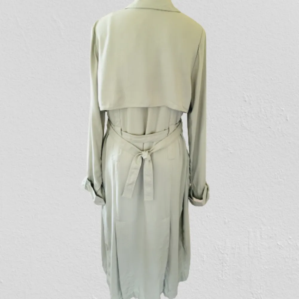 Revolve Stylestakler Kilo trench coat size large - Image 5