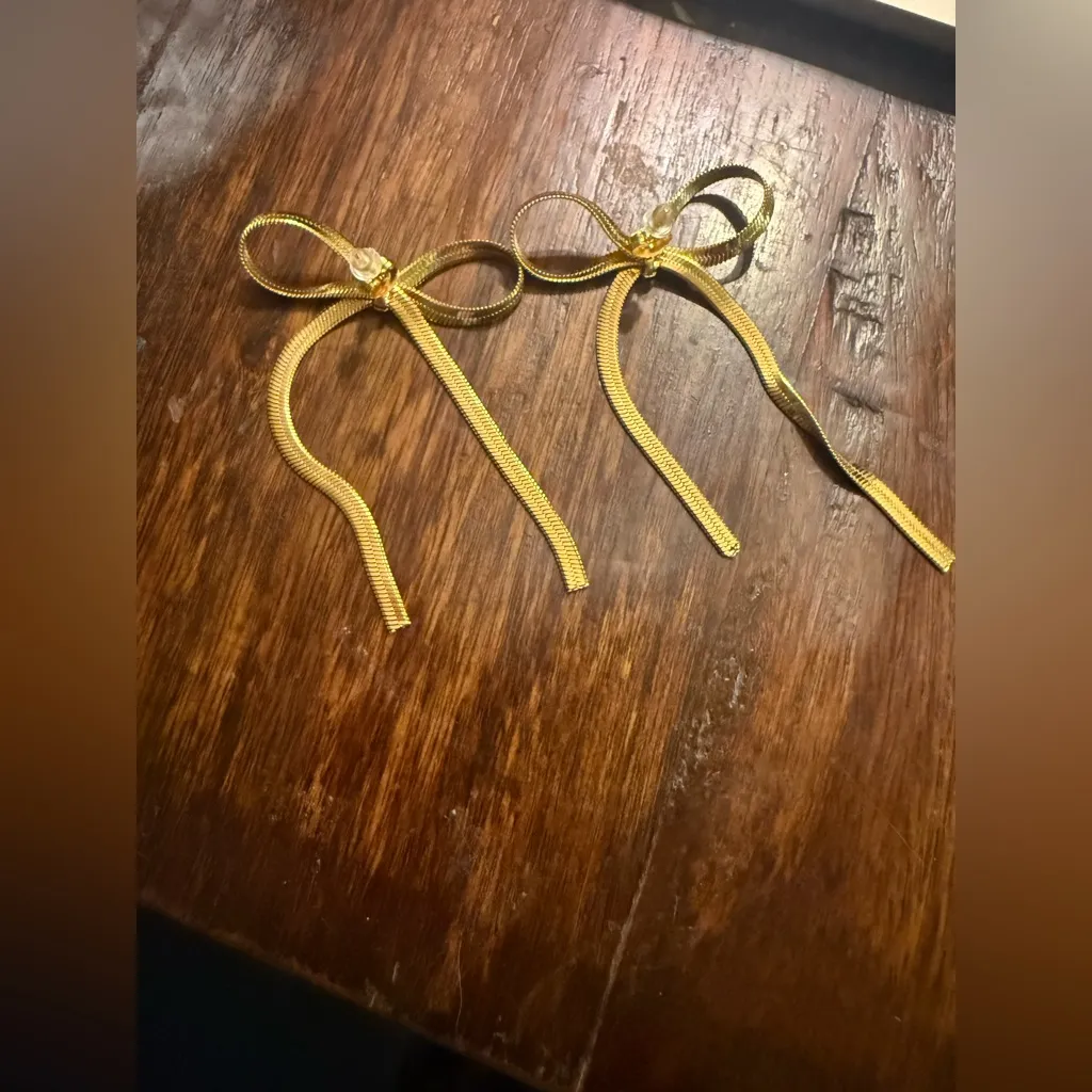 Gold Bow Drop Earrings – Elegant Ribbon Design - Image 2