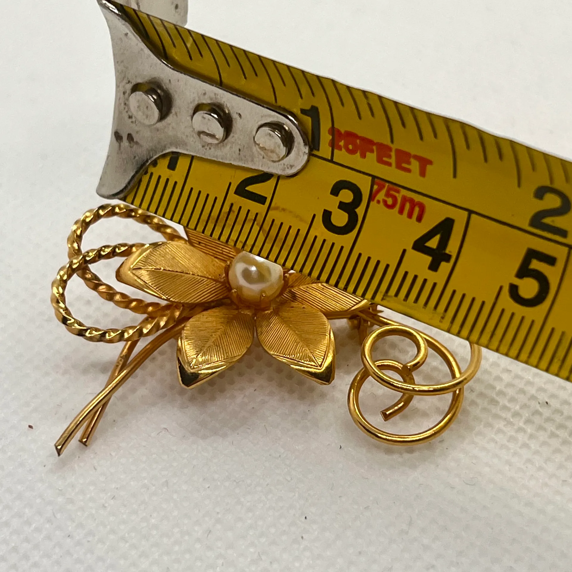 Beautiful Vintage Brushed Gold Tone Flower With Faux Pearl Brooch Pin - Image 3