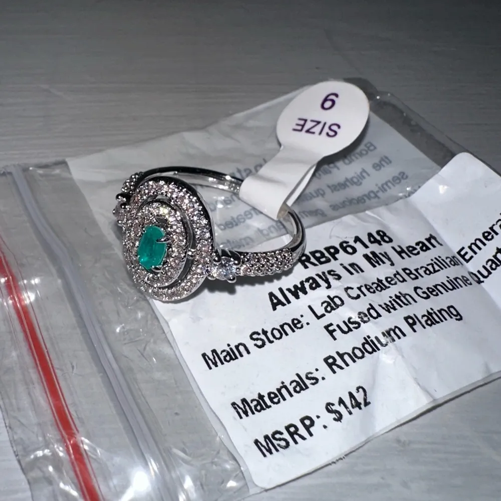 Gorgeous size 9 new bomb party “always in my heart” rhodium playing with emerald Green - Image 4