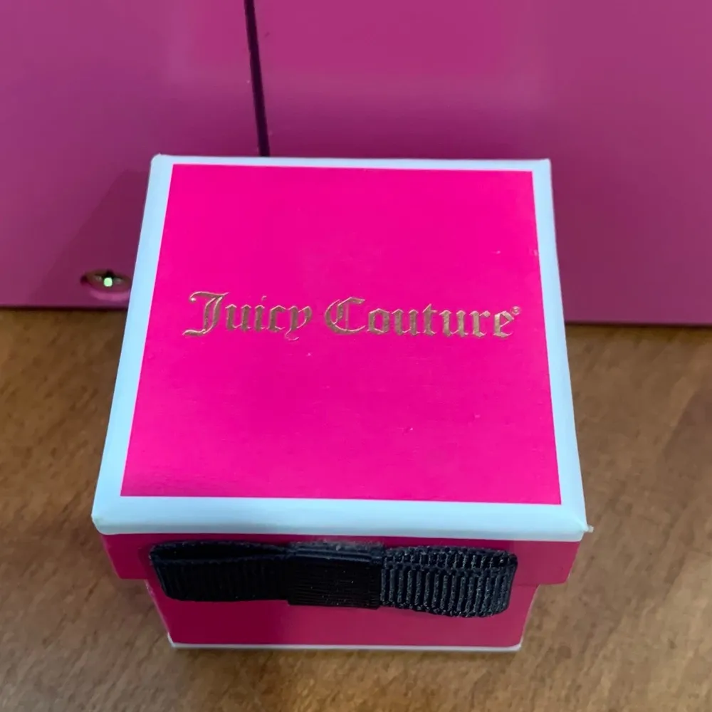 Juicy Couture R Gemstone Solitaire Gold Tone Ring Size 7 - Image 7