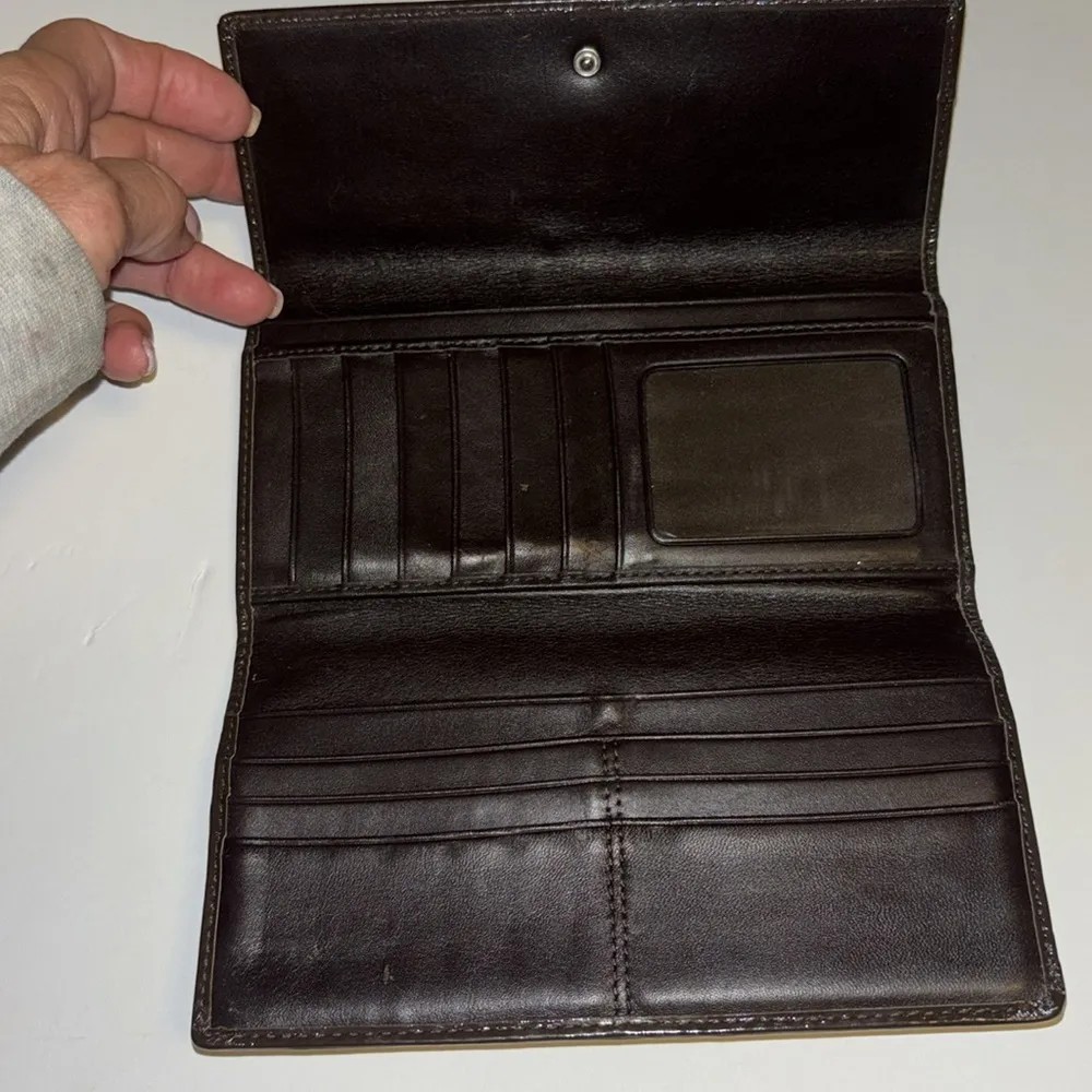 COACH TAN AND BROWN WALLET
PLEAT DESIGN…SIGNATURE LOGO DESIGN
SNAP CLOSURE - Image 4