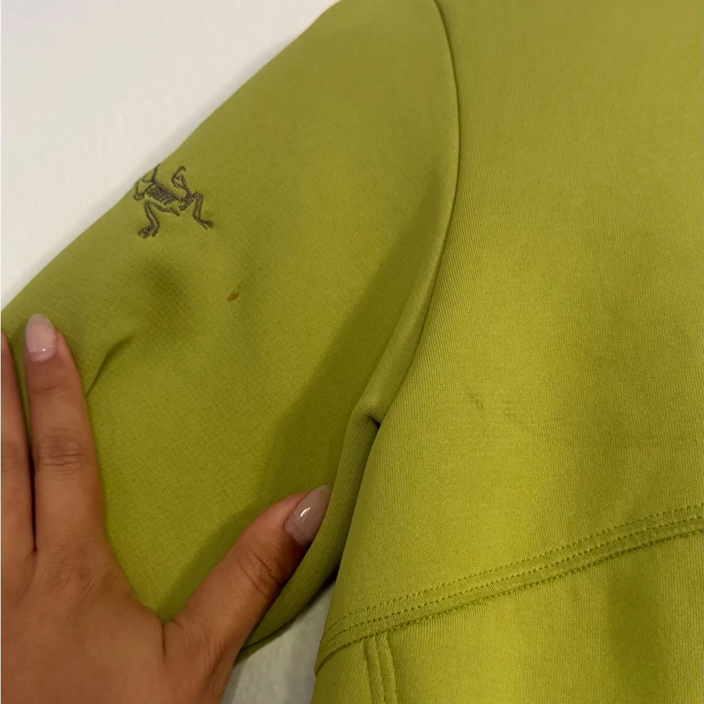 Arc'teryx soft shell Hooded Jacket with Zippered Pockets Green - Image 4