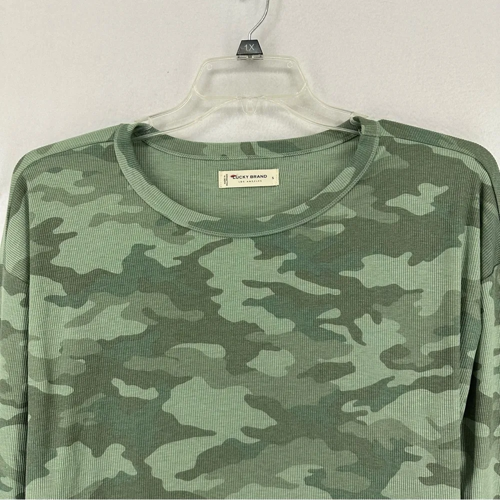 Lucky Brand Long Sleeve Camouflage Cropped T Shirt Women’s Small Green - Image 2