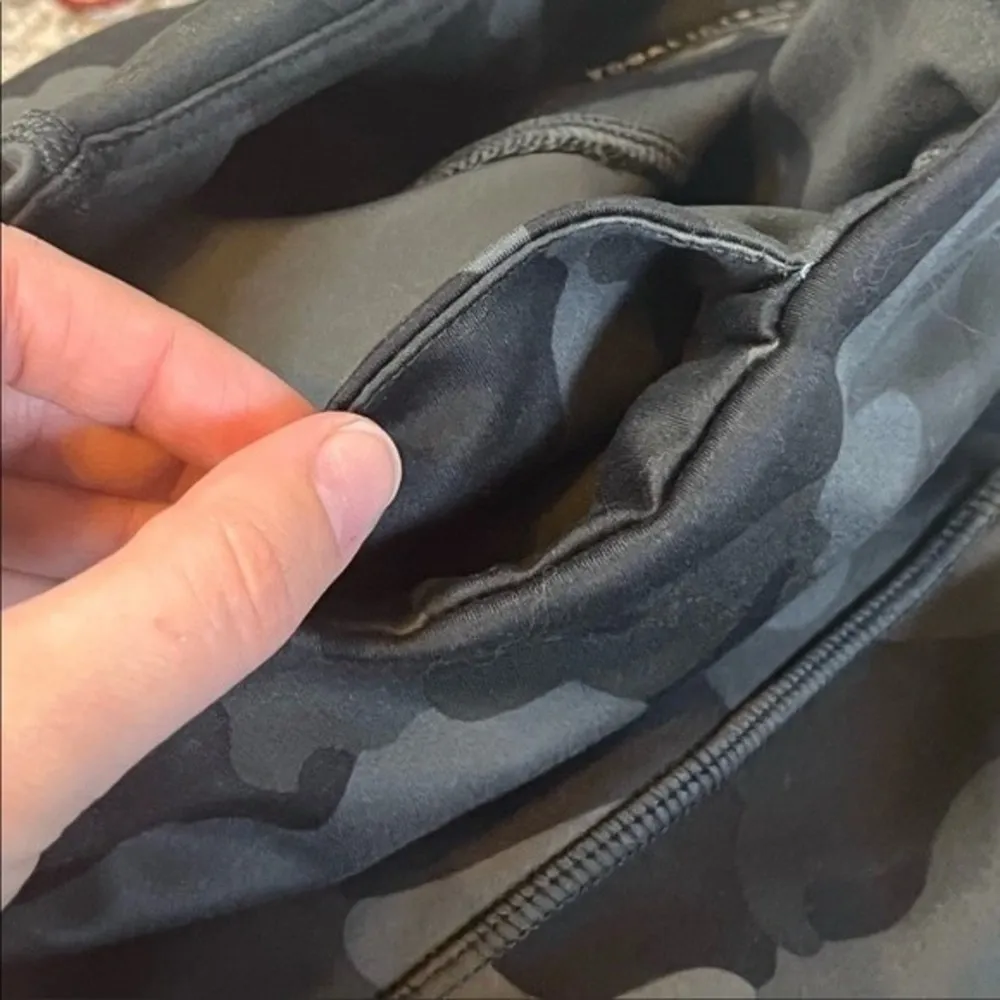 Lux Gray Camo Print Cropped Workout Leggings Size Small - Image 5