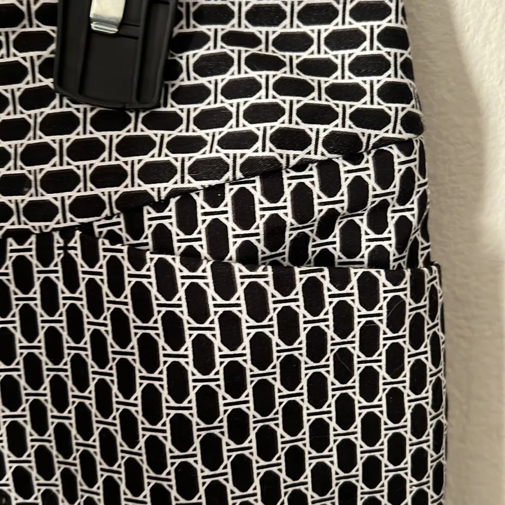 Worthington women’s Modern fit stretchy shorts Sz 8 - Image 4