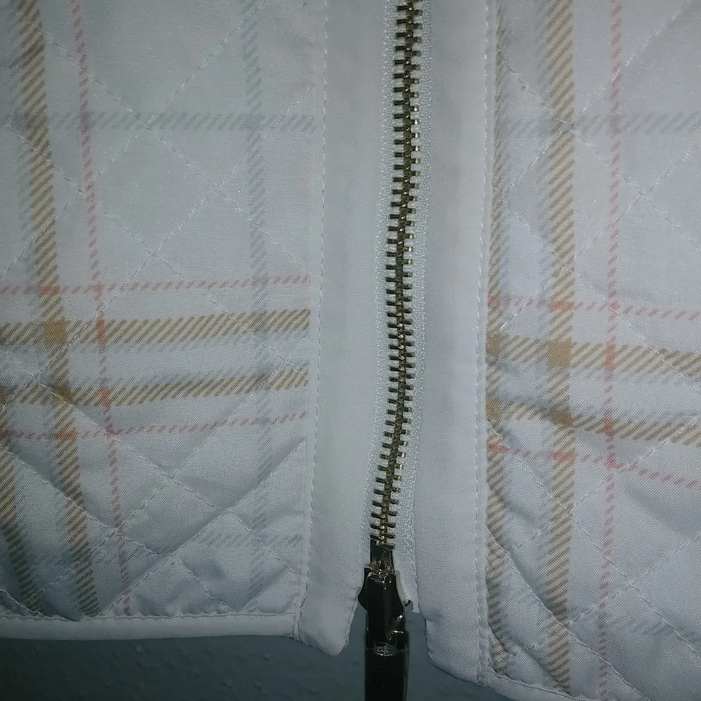 Chicos 2 L Reversible Quilted Zip Front Vest in White and Gold Peach Plaid - Image 3