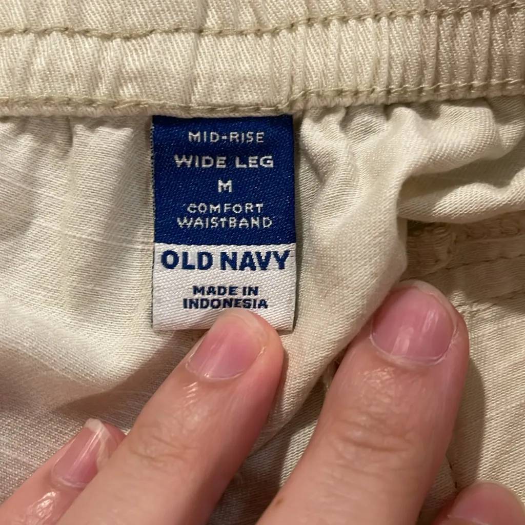 Old Navy Women's Cream Cargo Pants Size Medium - Image 3