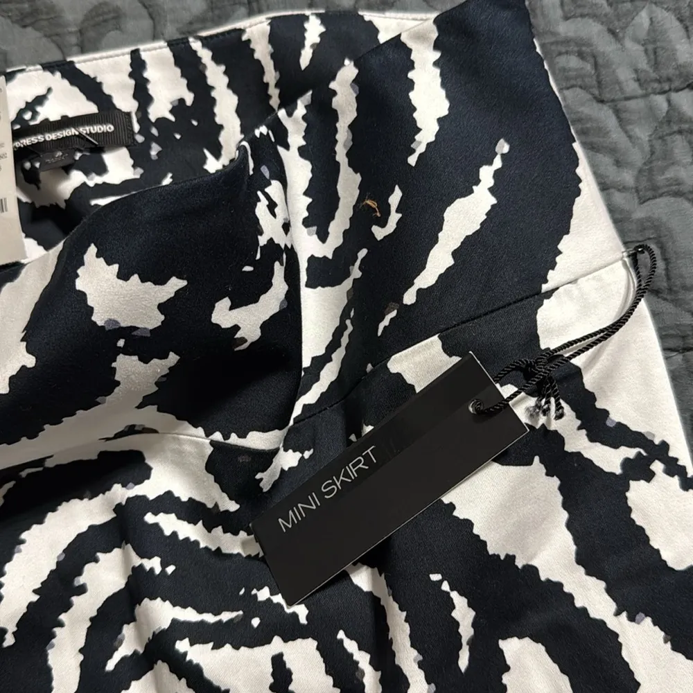 EXPRESS design studio women’s size 2 black and white floral design mini skirt - Image 7