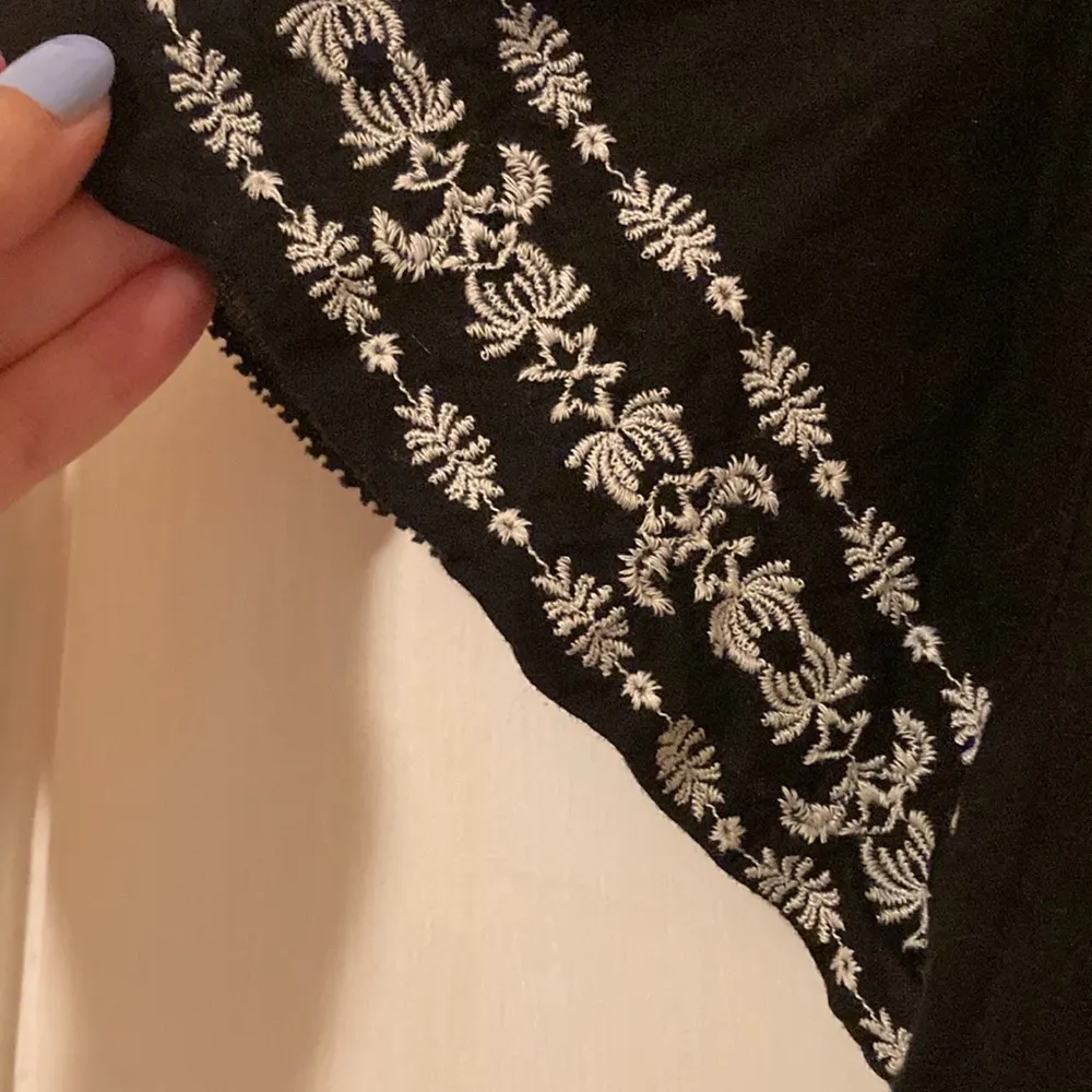 NWT Embroidered Black and White Blouse Size M - Image 4