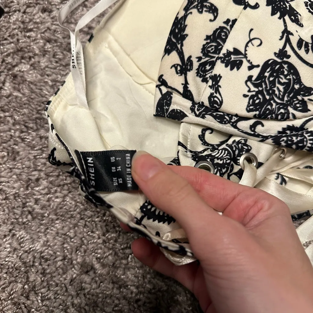 SHEIN Black and Cream Floral Crop Top - Image 4