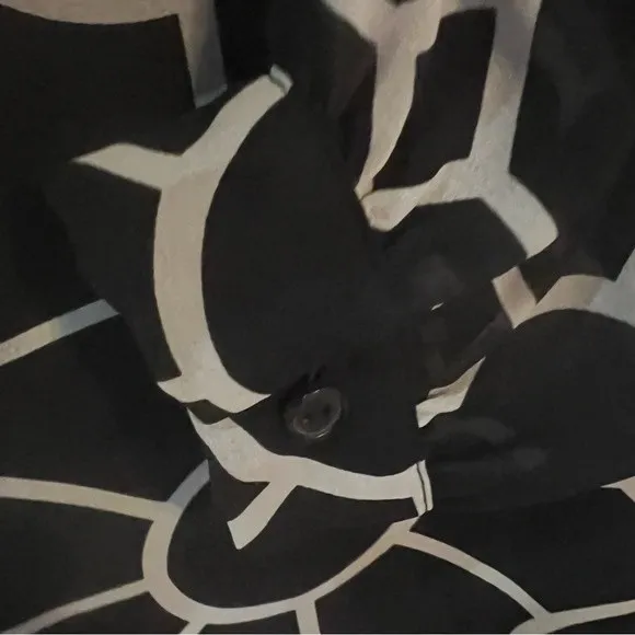 Lattice back geometric print shift dress size medium Black - Image 5