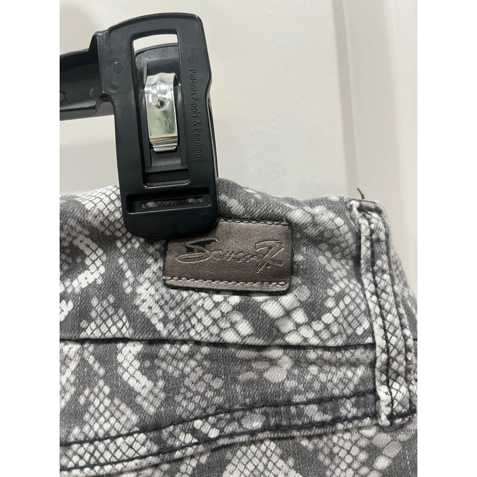 Women's Seven7  Snake Print Jeans Skinny Fit Gray White Denim Pants Size 14 - Image 12