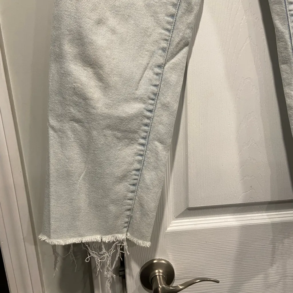 Kensie Size 4 Straight Leg High Rise Slim Fit Light Wash Raw Hem Denim Jeans - Image 4