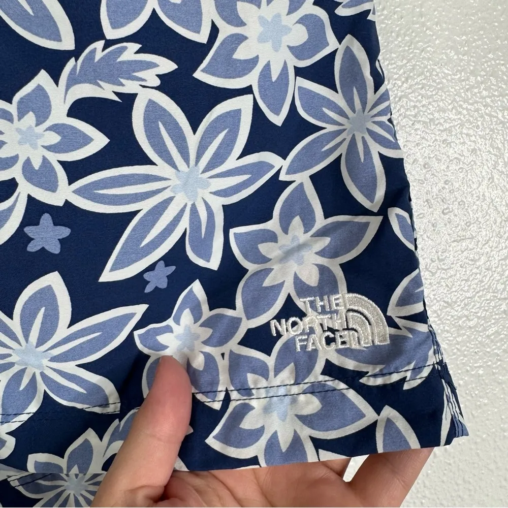 The North Face Blue Floral Shorts Size‎ Medium - Image 3