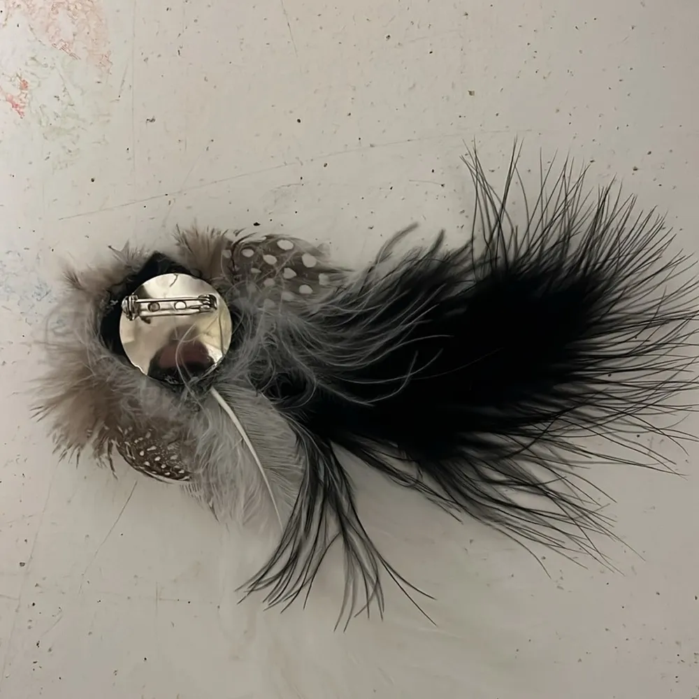 Black & White Feather & rhinestone Brooch pin Handmade - Image 5