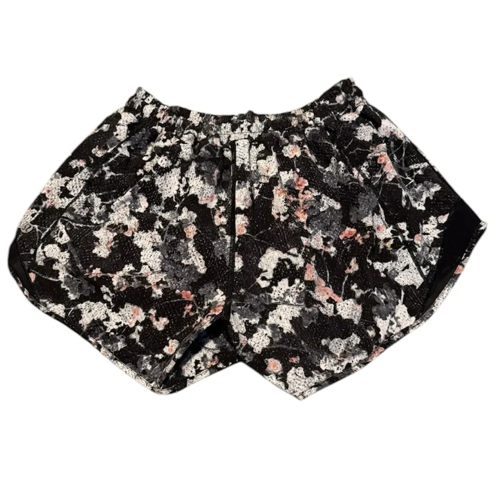 Lululemon Hotty Hot Short II Long 
Spring Bloom Multi / Black size 6 - Image 3