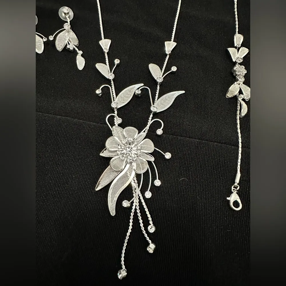 🦋NWOT Gorgeous Silver Flower Crystal Set - Image 6