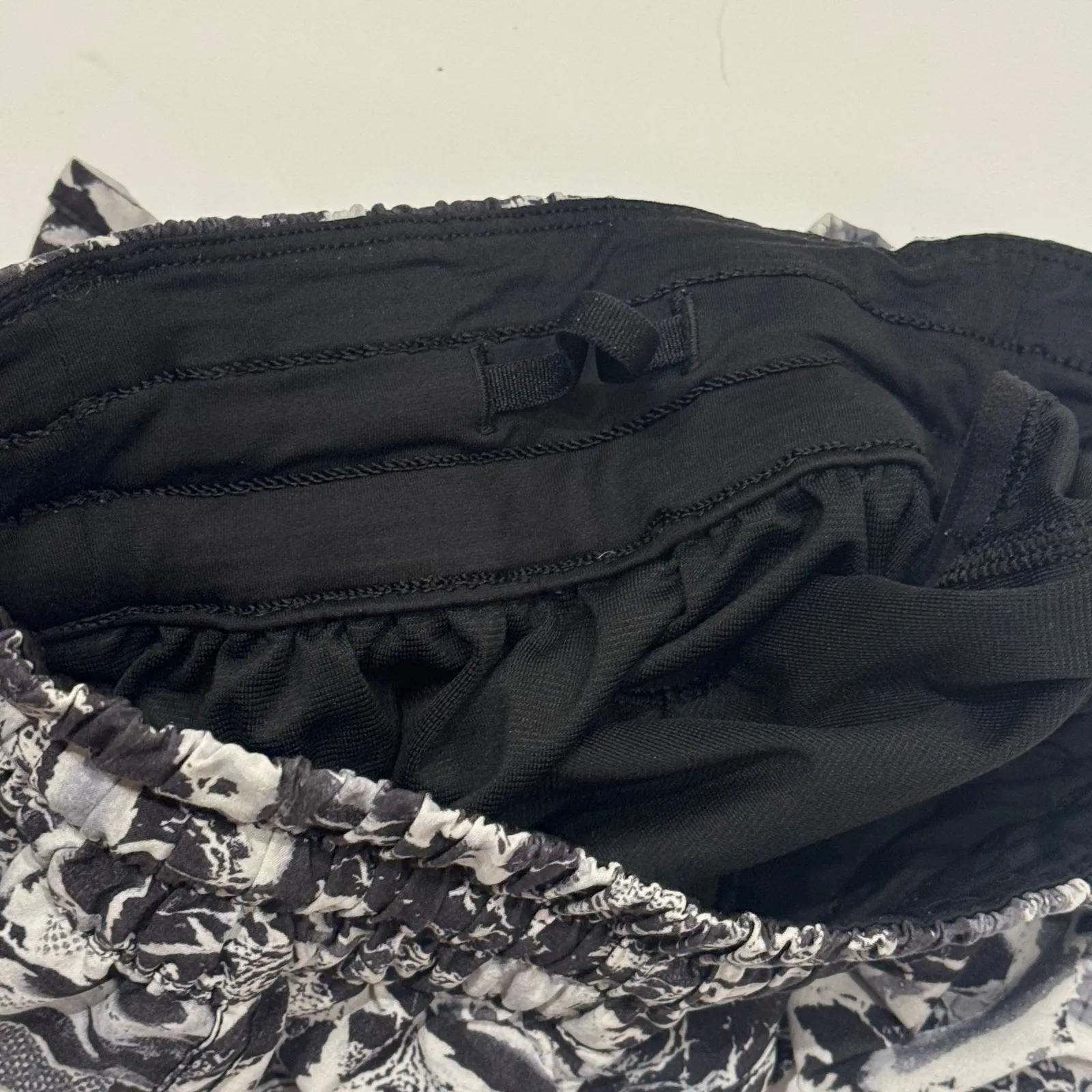 Lululemon Tracker Shorts Black White Abstract Print Elastic Zip Pocket Size 4 - Image 3