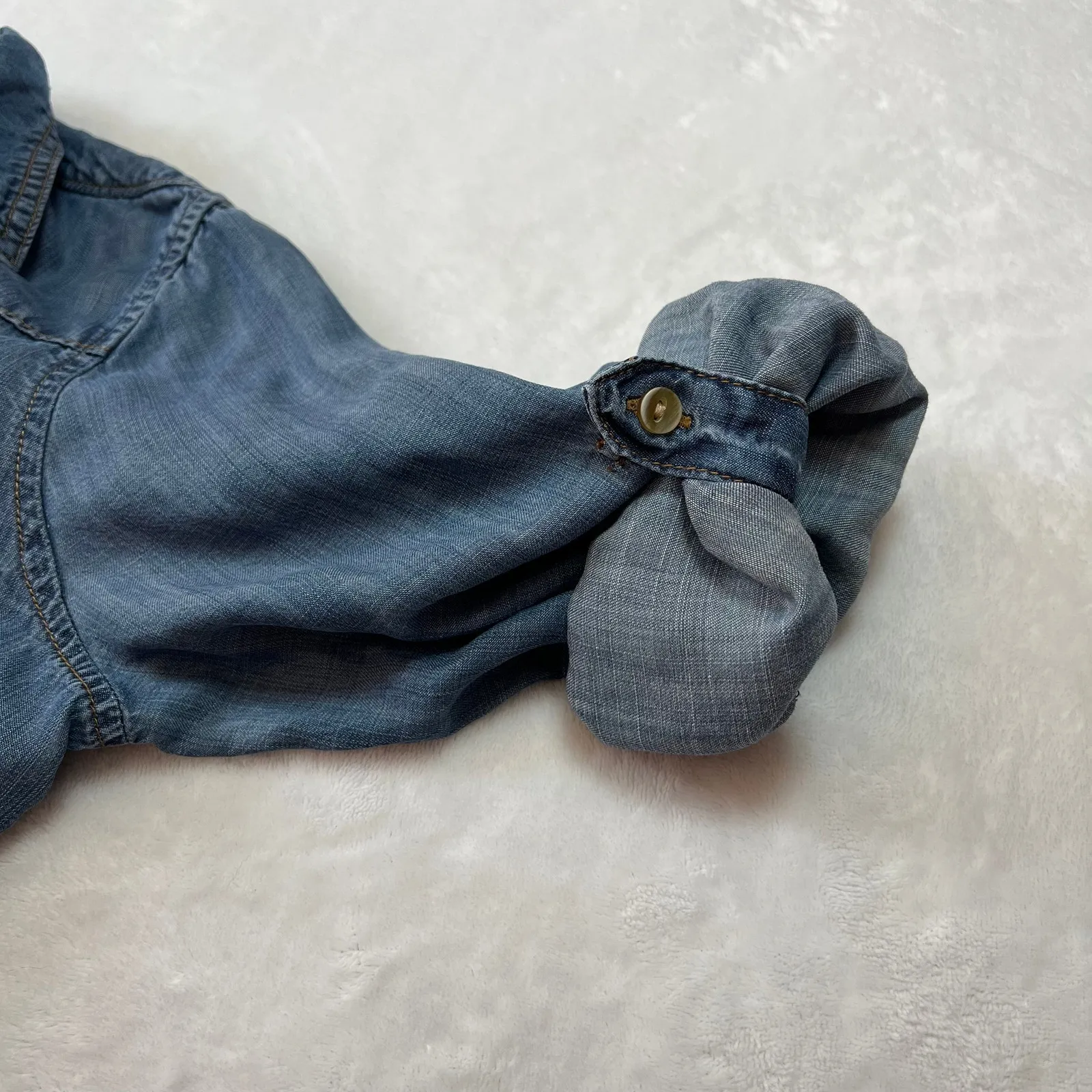 Cloth & Stone Chambray Button Up Shirt Size Medium Casual Lightweight Classic - Image 6