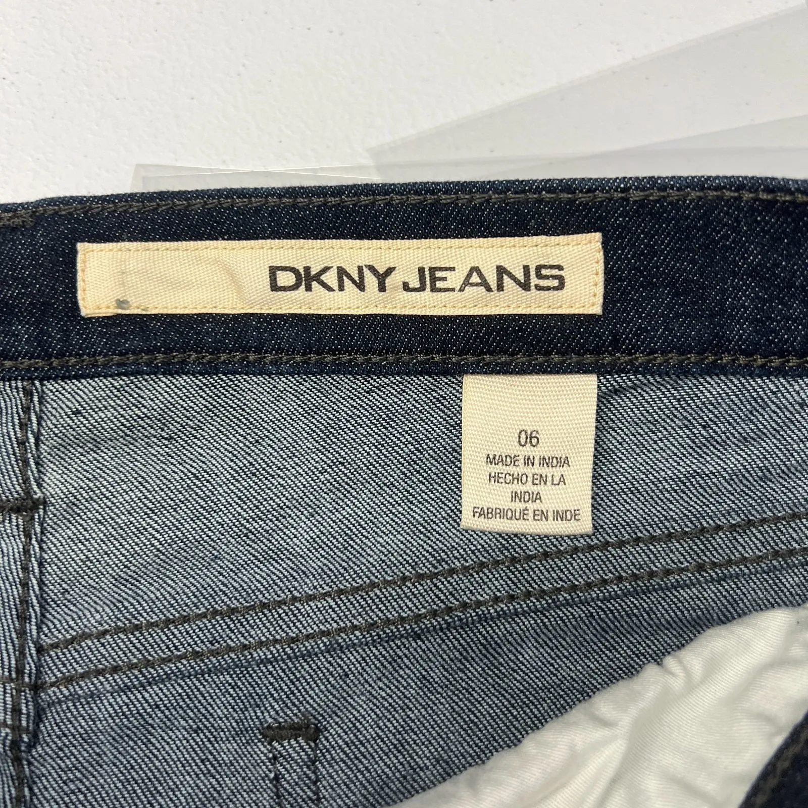 DKNY Skinny Leg Jeans Womens 6 Blue Whiskering Denim Cotton Dark Wash Mid Rise - Image 7