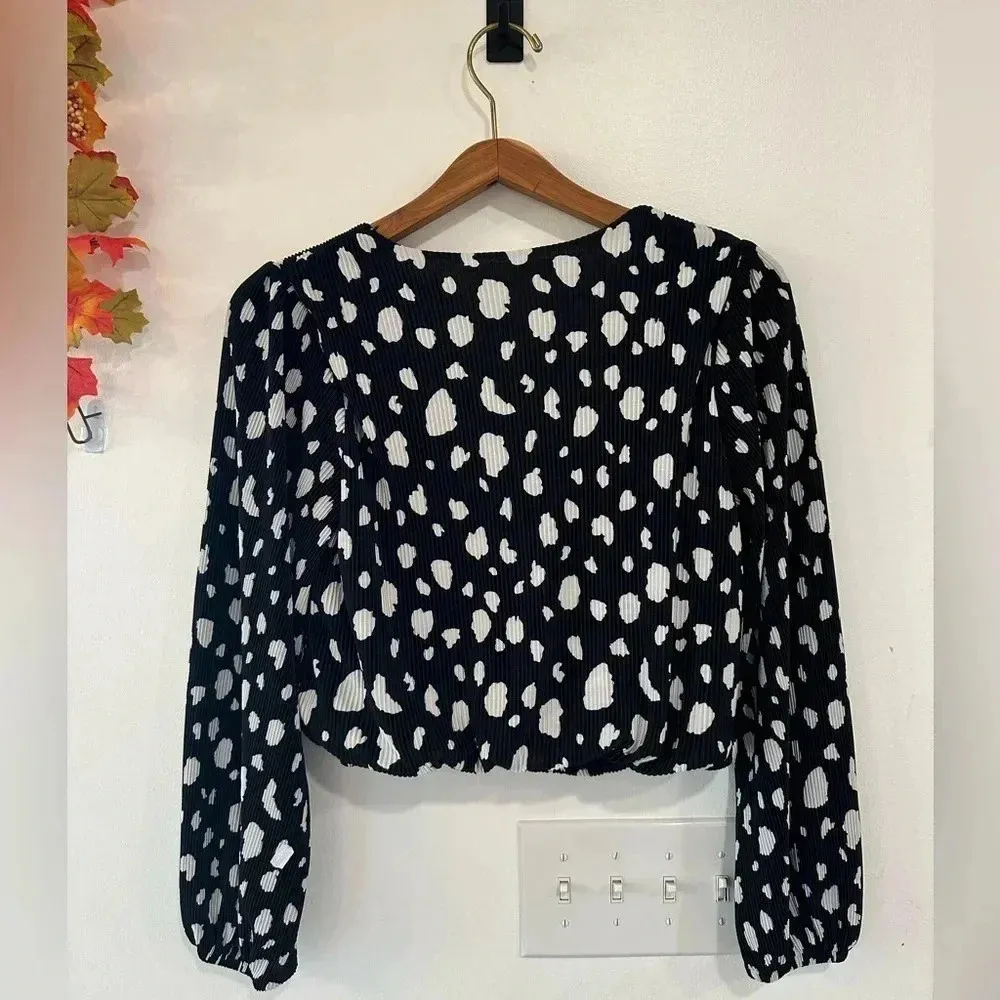 ASTR The Label Black White Ribbed Dalmatian Surplice Wrap Crop Blouse Sz XS - Image 2